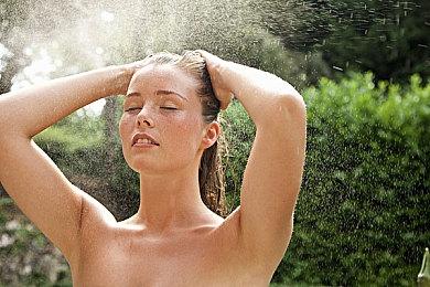 《漫威蜘蛛侠2》新预告 两位蜘蛛侠携手激战毒液